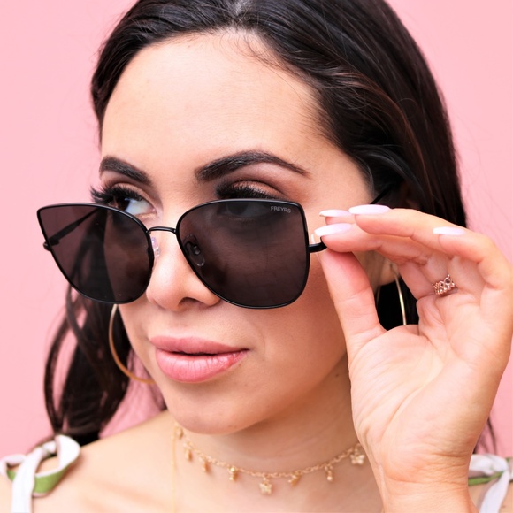 Willow Lane Accessories - Black Cat Eye Sunglasses
